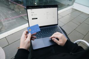 新規サブスクEC事業の収益判断を支える運用基盤を構築。スクラッチECと分析ツールを統合し、LTV起点の意思決定を実現